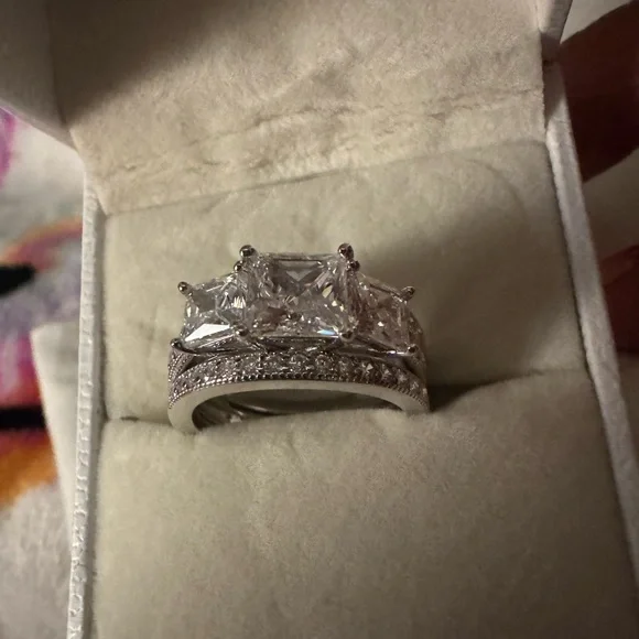 Elegant Silver and Diamond Ring - Picture 4 of 7